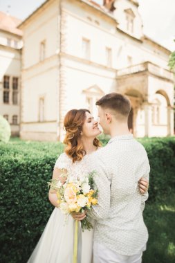 Muhteşem romantik zarif stil güzel beyaz gelin arka planda antik barok kalesinde