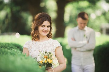 Poz gelin ve damat arka plan üzerinde beklerken gülümsüyor