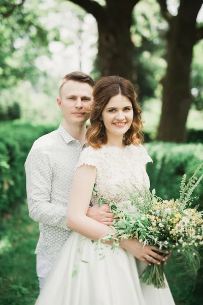 Tökéletes esküvői pár kezében luxus csokor virág — Stock Fotó