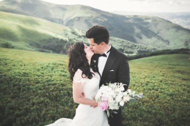 Güzel genç düğün gününde çift. Portraint yakın çekim