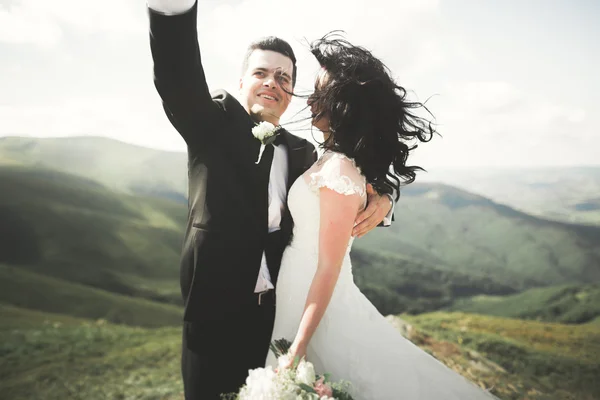 Casal jovem bonito fazendo selfie no fundo das montanhas — Fotografia de Stock