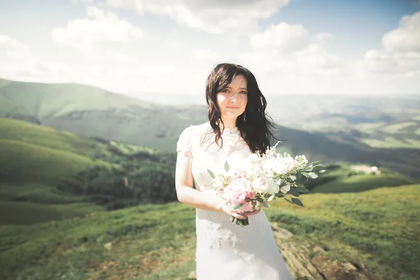 Bellezza donna, sposa con abito bianco perfetto in posa sulle montagne sfondo roccia — Foto Stock