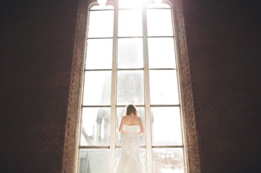 Büyük pencere arch poz zarif güzel gelinim