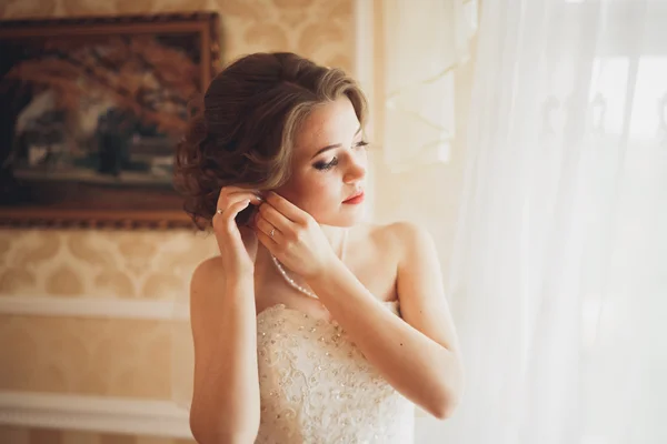 Retrato de noiva bonita com véu de moda e vestido na manhã do casamento — Fotografia de Stock