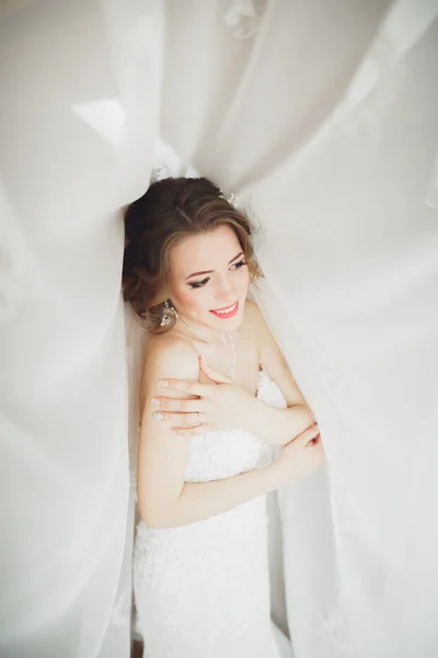 Retrato de noiva bonita com véu de moda e vestido na manhã do casamento — Fotografia de Stock