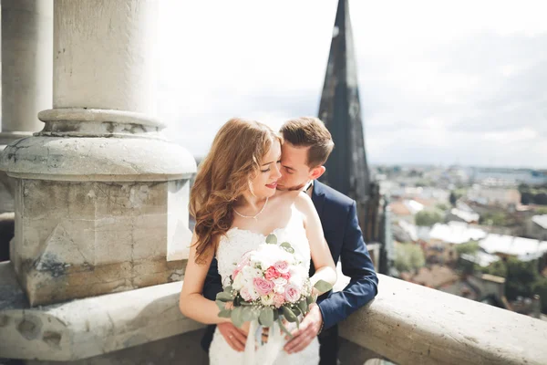 Wunderschönes Hochzeitspaar zu Fuß in der Altstadt von Lviv — Stockfoto