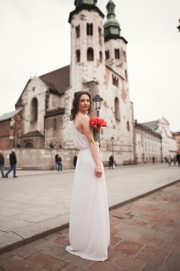 Güzel genç gelin gelin buketi arka plan Kilisesi ile