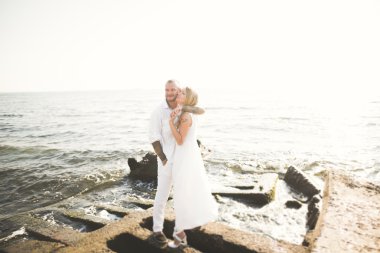 mutlu sadece evli genç düğün kutluyor çift ve güzel bir plaj gün batımında iyi eğlenceler