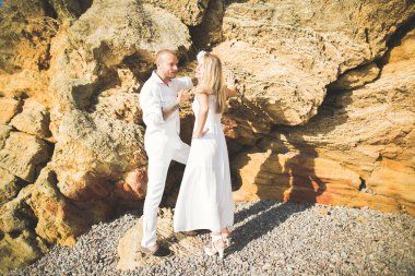 Genç modeller çift taşlarla sahilde poz