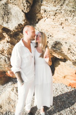 Gün batımında sahilde yürüyüş sadece evli evlilik çift.