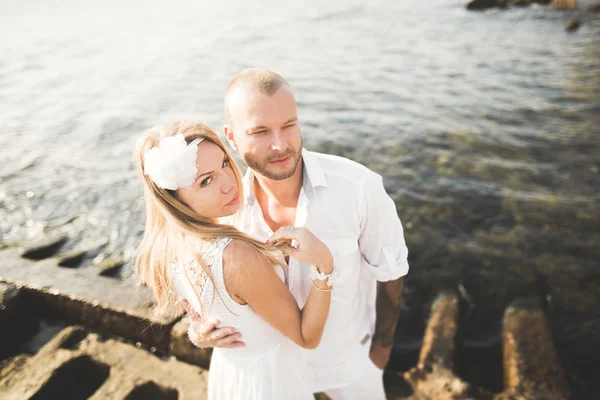 Felice coppia di moda romantica innamorata divertirsi sul bellissimo mare al giorno d'estate — Foto Stock