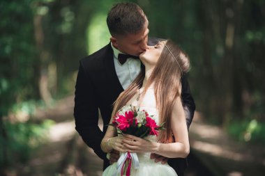 Genç düğün çift, gelin ve damat bir demiryolundan poz