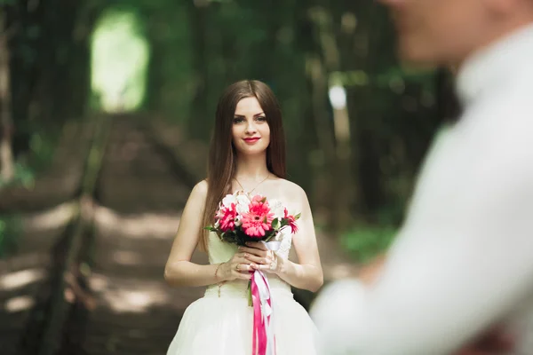 Retrato de close-up de noiva bonita com buquê de casamento isolado no fundo verde campo de verão natural — Fotografia de Stock