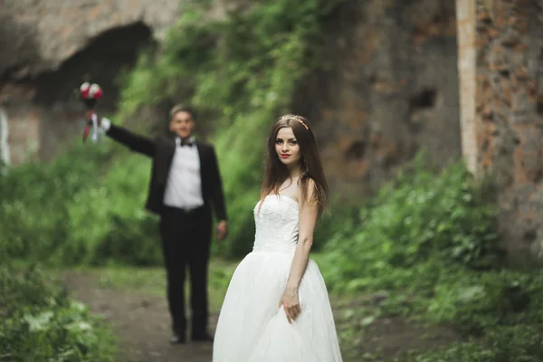 Schöne Braut posiert in der Nähe von Felsen mit Aussicht — Stockfoto