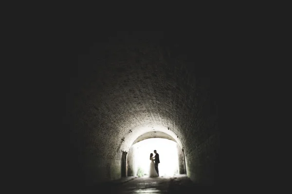 Schönes märchenhaftes Brautpaar umarmt sich in der Nähe des alten mittelalterlichen Schlosses — Stockfoto