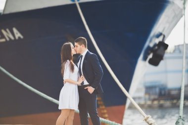 Mutlu gelin ve damat gemi sarılma