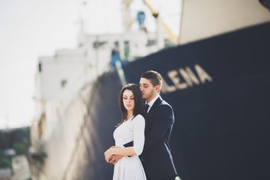 Mutlu gelin ve damat gemi sarılma