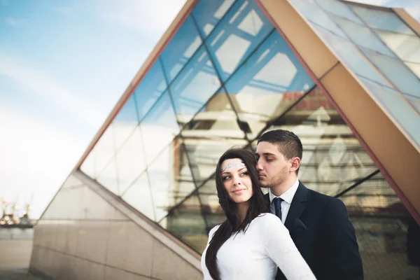 세련 된 사랑 커플 키스 하 고 포옹 현대 빌딩 근처 — 스톡 사진