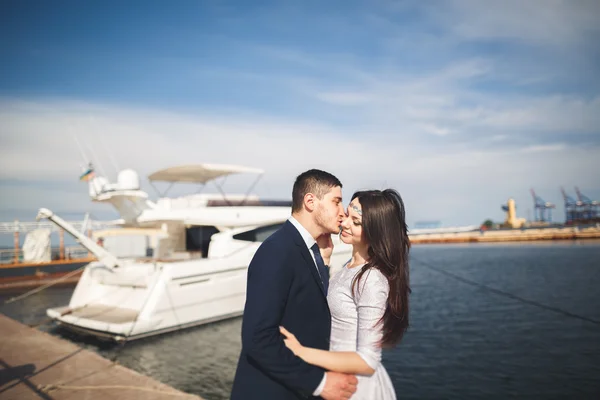 Felice coppia di nozze che abbraccia vicino nuovo yacht — Foto Stock