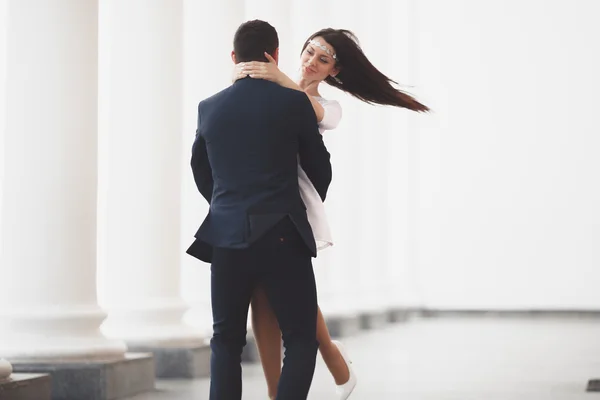 Pareja de matrimonio de lujo, novia y novio posando en la ciudad vieja —  Fotos de Stock