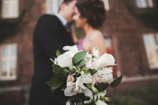 Ramo de flores de boda con pareja recién casada en el fondo —  Fotos de Stock