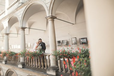 Lüks evli çift, gelin ve damat eski şehirde poz veriyor.