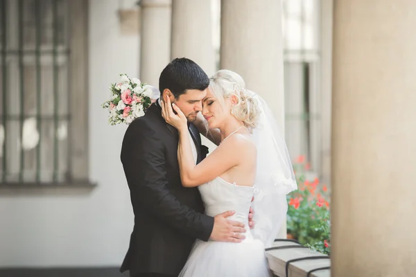 Retrato de feliz pareja de recién casados con ramo de flores —  Fotos de Stock