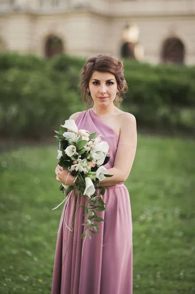 Schöne Braut, Mädchen im Freien posiert mit Strauß — Stockfoto