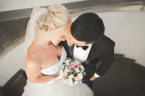 Retrato de feliz pareja de recién casados con ramo de flores — Foto de Stock