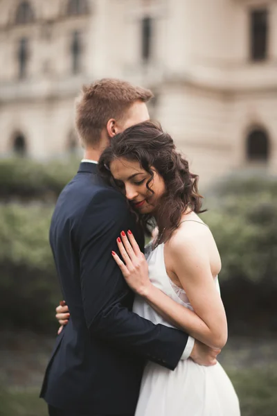 Beau couple de mariage, mariée, marié baisers et câlins sur fond de théâtre — Photo