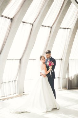 Mükemmel bir çift gelin ve damat düğün günlerinde poz verip öpüşürler.