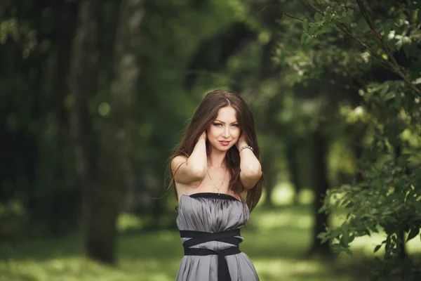 Belleza chica romántica al aire libre. Modelo adolescente con vestido casual en el parque. Soplando el pelo largo . —  Fotos de Stock