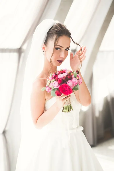 Novia de boda de lujo, niña posando y sonriendo con ramo — Foto de Stock