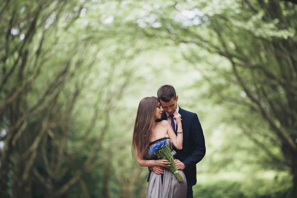 Bonito jovem casal posando ao ar livre após a cerimônia — Fotografia de Stock