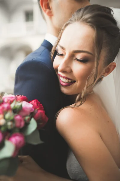 Portrait de heureux couple nouvellement mariage avec bouquet — Photo