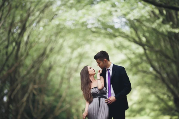 Bonito jovem casal posando ao ar livre após a cerimônia — Fotografia de Stock