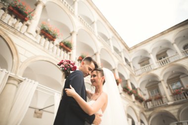 Mükemmel bir çift gelin ve damat düğün günlerinde poz verip öpüşürler.