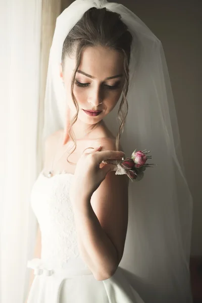 Роскошная невеста утром в день свадьбы — стоковое фото