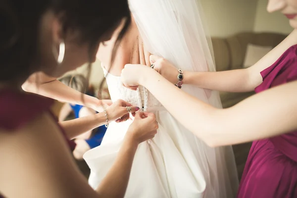 Retrato de novia hermosa con velo de moda en la mañana de la boda. — Foto de Stock