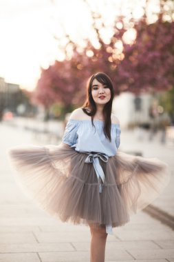 Modern elbise eski bir Krakow poz ile genç Asyalılar kız