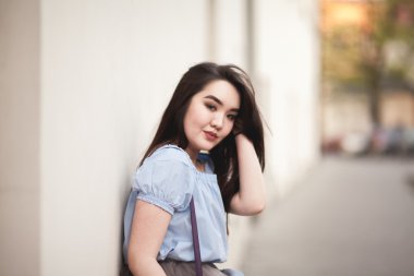 Modern elbise eski bir Krakow poz ile genç Asyalılar kız