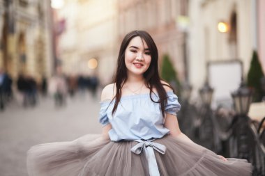 Modern elbise eski bir Krakow poz ile genç Asyalılar kız