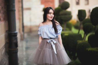 Modern elbise eski bir Krakow poz ile genç Asyalılar kız