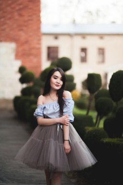 Modern elbise eski bir Krakow poz ile genç Asyalılar kız