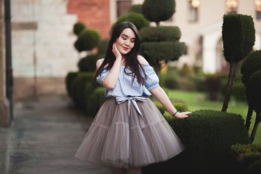 Modern elbise eski bir Krakow poz ile genç Asyalılar kız