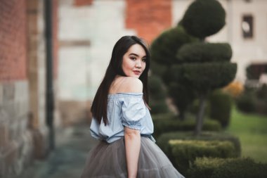 Modern elbise eski bir Krakow poz ile genç Asyalılar kız