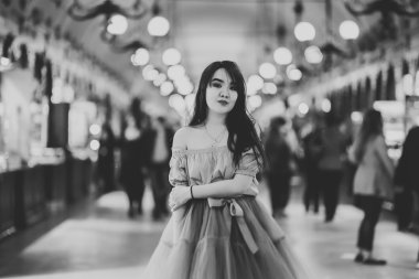 Eski şehir arka plan oturan elbiseli güzel Asyalı kız modeli