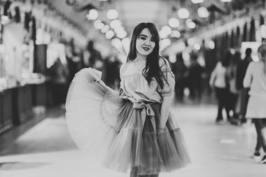 Eski şehir arka plan oturan elbiseli güzel Asyalı kız modeli