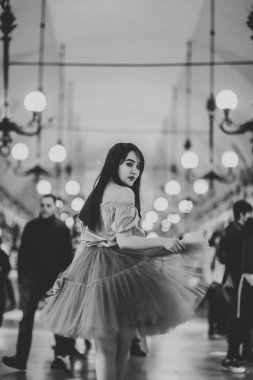 Eski şehir arka plan oturan elbiseli güzel Asyalı kız modeli