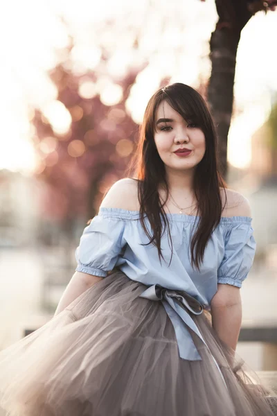 Giovane ragazza asiatica con abito moderno in posa in una vecchia Cracovia — Foto Stock